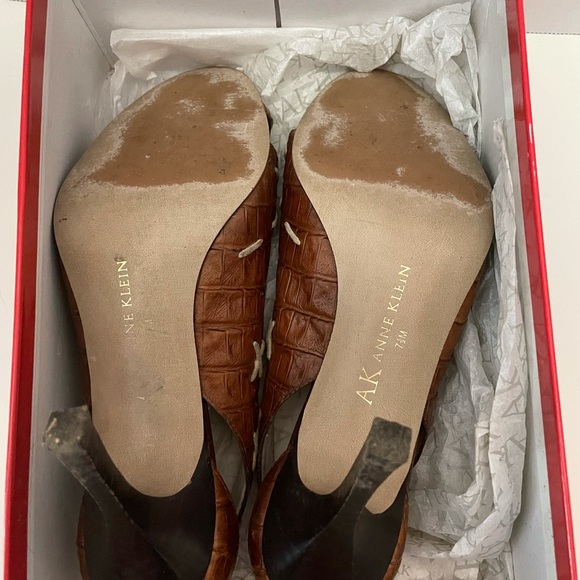Anne Klein Dark Brown Leather Heels With Stitching, Size 7.5, EUC. - Picture 5 of 6